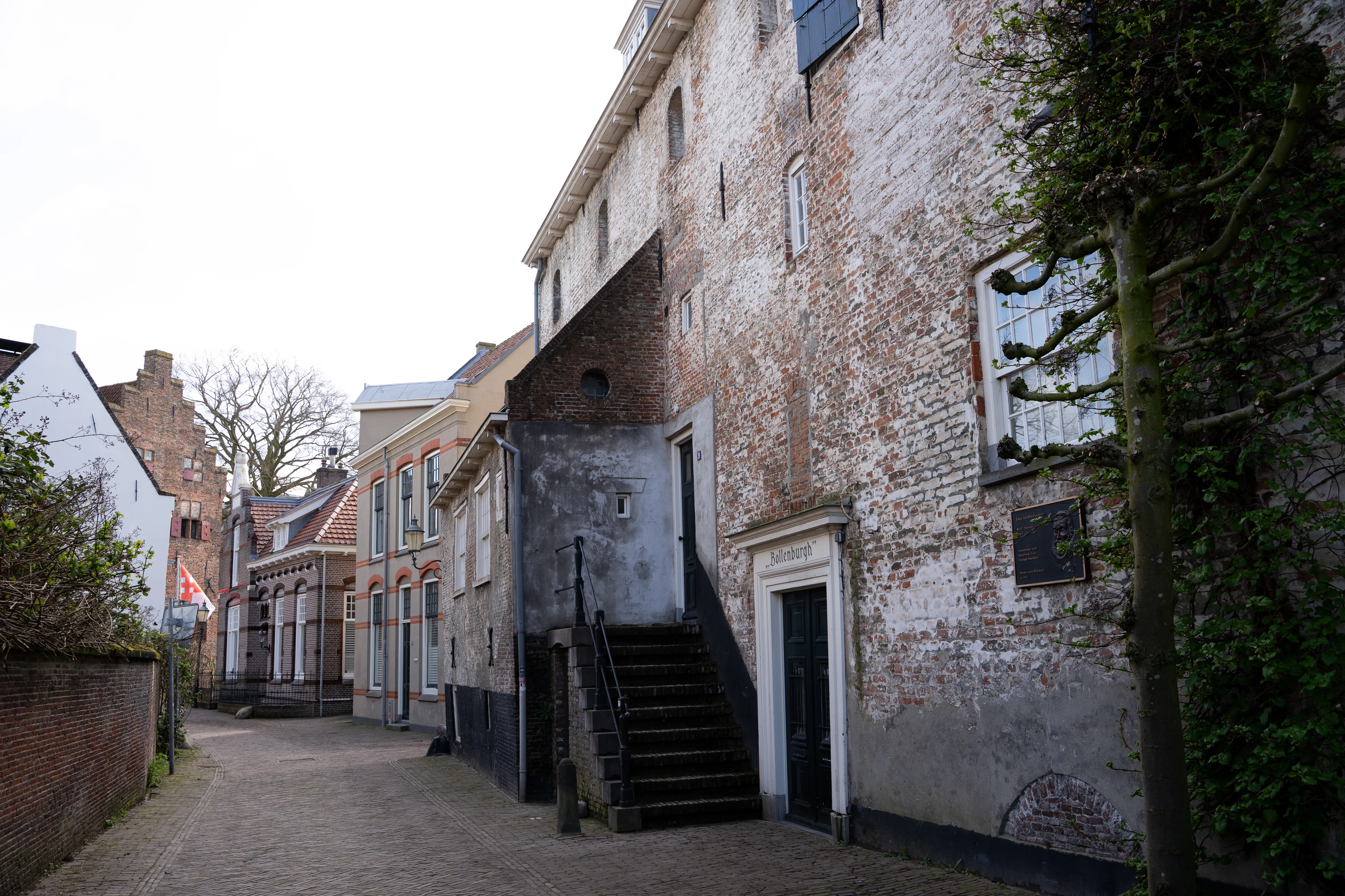 Doorkijk door een middeleeuwse poort
