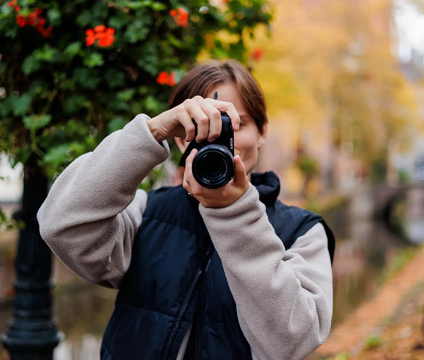 Liam Neger met zijn camera aan de gracht