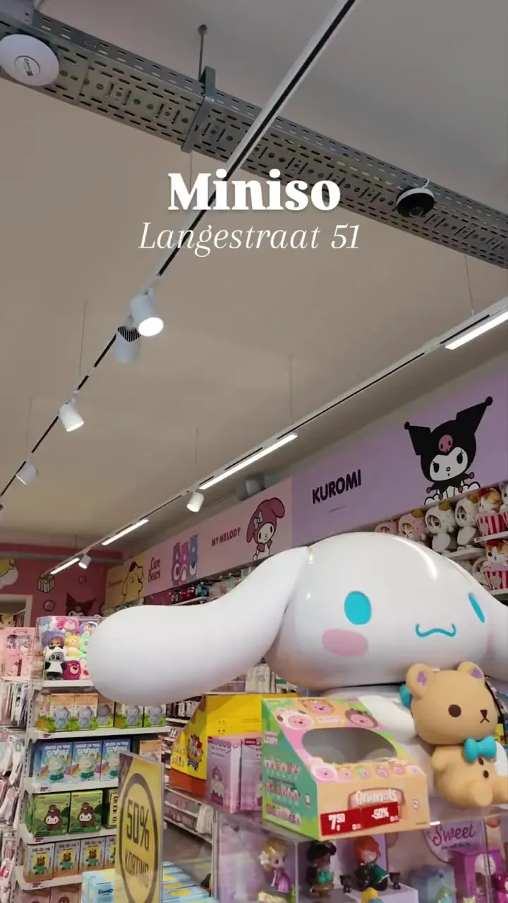 Kleurrijke Miniso-winkel vol plushies en speelgoed