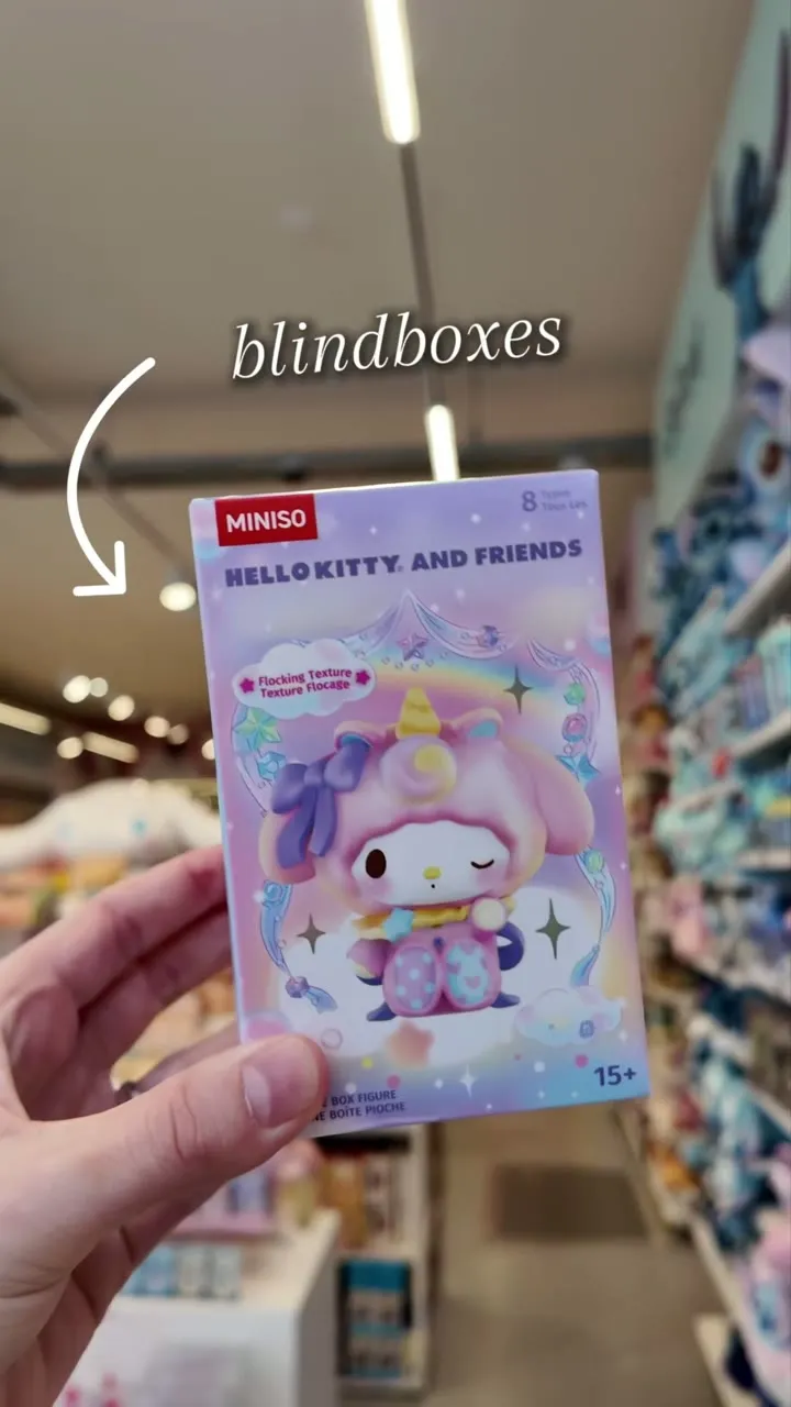 Kleurrijke Miniso-winkel vol plushies en speelgoed
