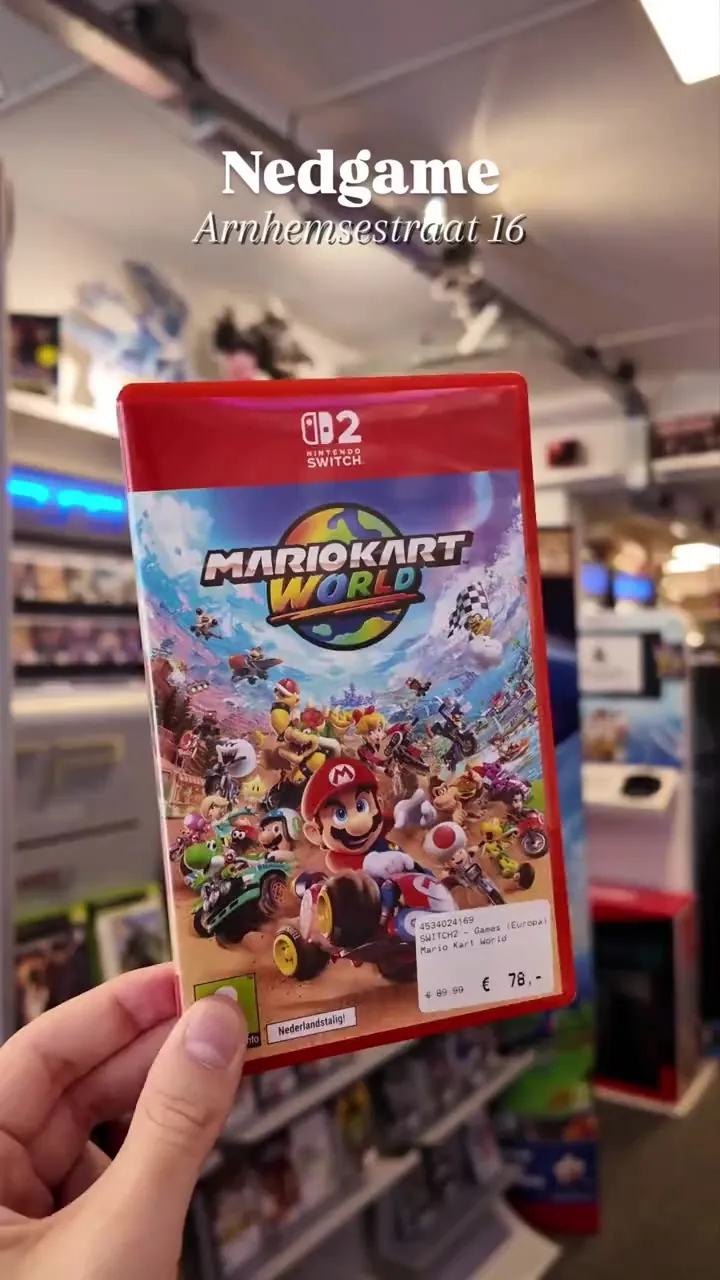 Mario Kart in de hand tussen de schappen bij Nedgame